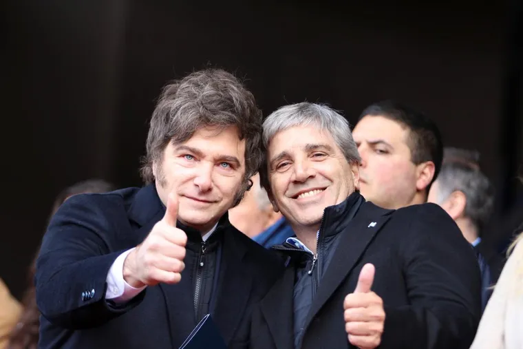 la-foto-luis-caputo-que-javier-milei-compartio-medio-los-rumores-crisis